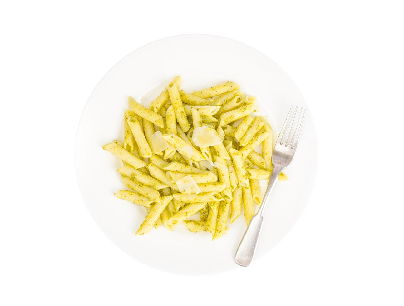 prato branco com macarrão e pesto foto