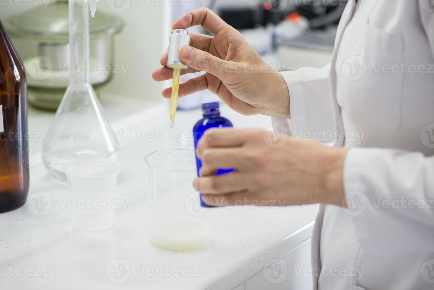 mulher testando amostras de produtos lácteos em laboratório. laboratório de testes de uma fábrica de leite foto