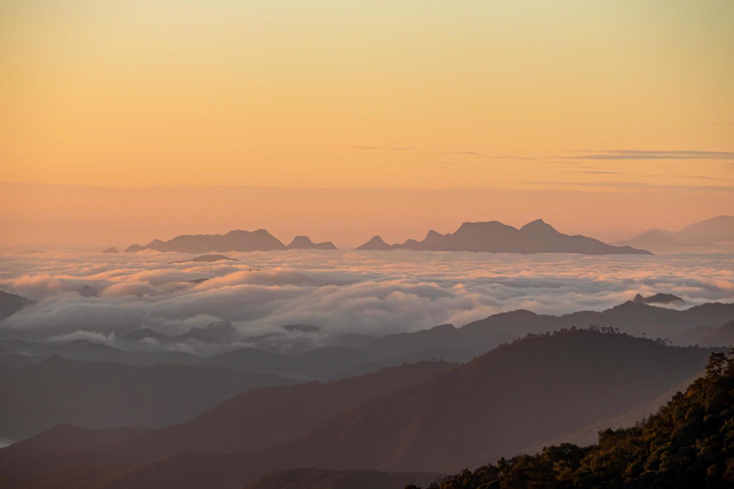 montanha nebulosa dramática nascer do sol fundo paisagem tailândia foto
