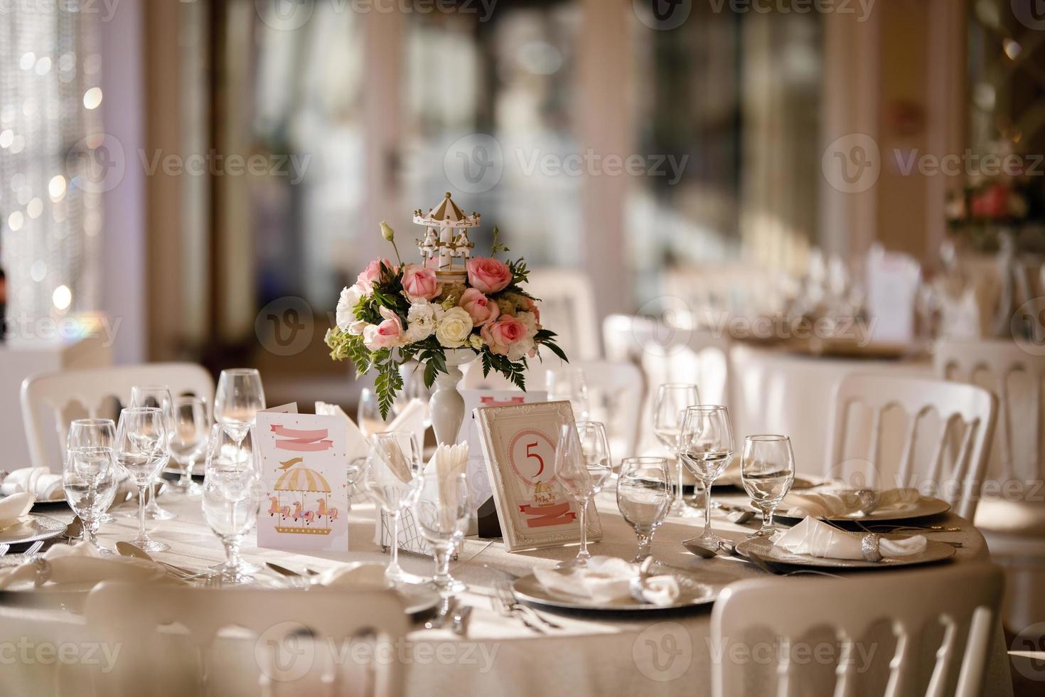 decoração de mesa de casamento ou batizado do local do evento foto