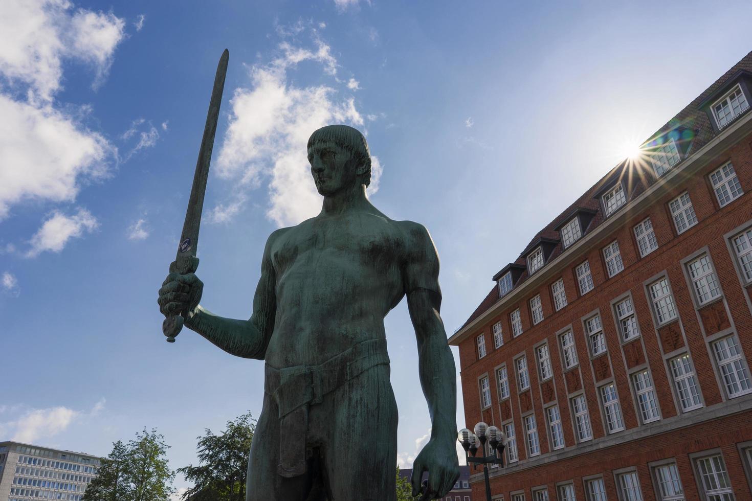 alemanha, kiel, 2021 - estátua de bronze em frente à ópera - opern hause rathause platz. foto