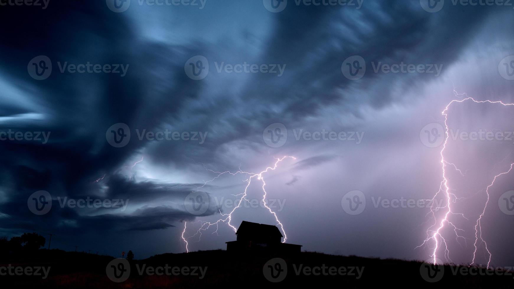 nuvens de tempestade saskatchewan relâmpago foto