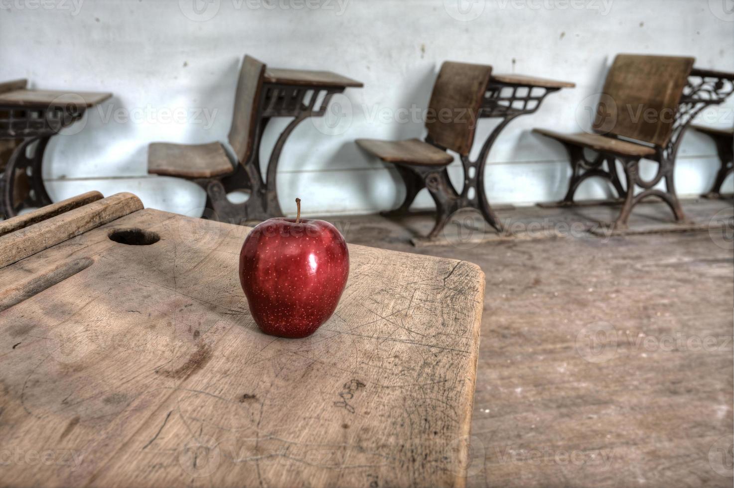 casa da escola abandonada maçã vermelha foto