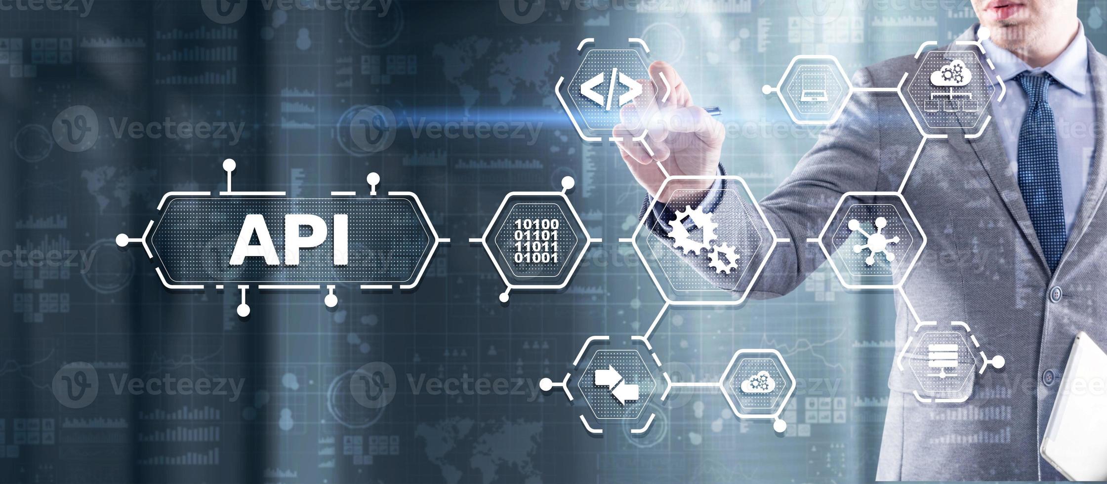 interface de programação de aplicativos. ferramenta de desenvolvimento de software API. conceito de tecnologia da informação. empresário pressiona ícone de texto API em uma interface virtual foto