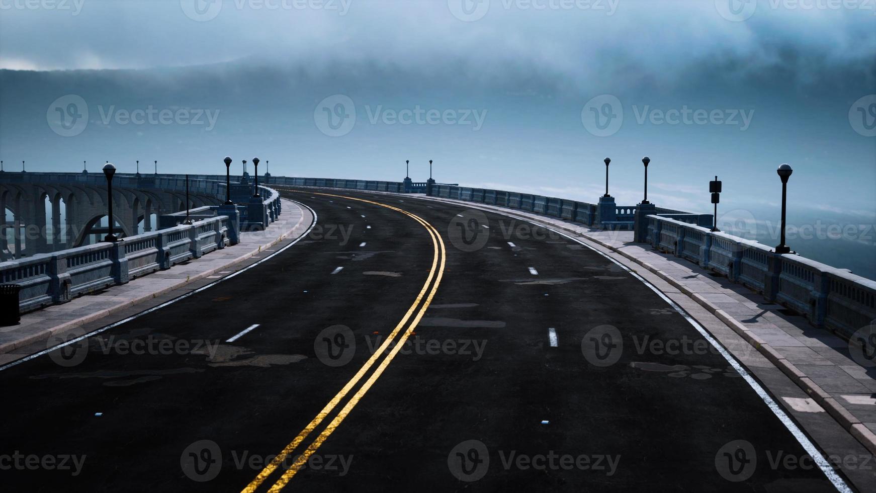 fragmento de ponte vazia perto das montanhas foto