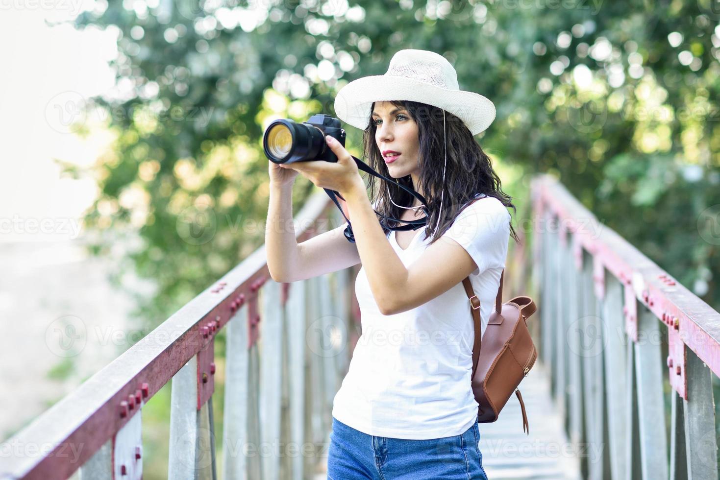 mulher alpinista tirando fotos com uma câmera mirrorless