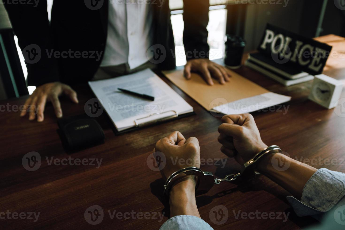 policiais se levantam para fazer alegações sobre crimes de cyberbullying na sala do escritório. foto