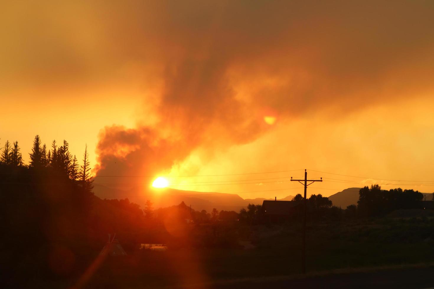 pôr do sol de fogo selvagem foto