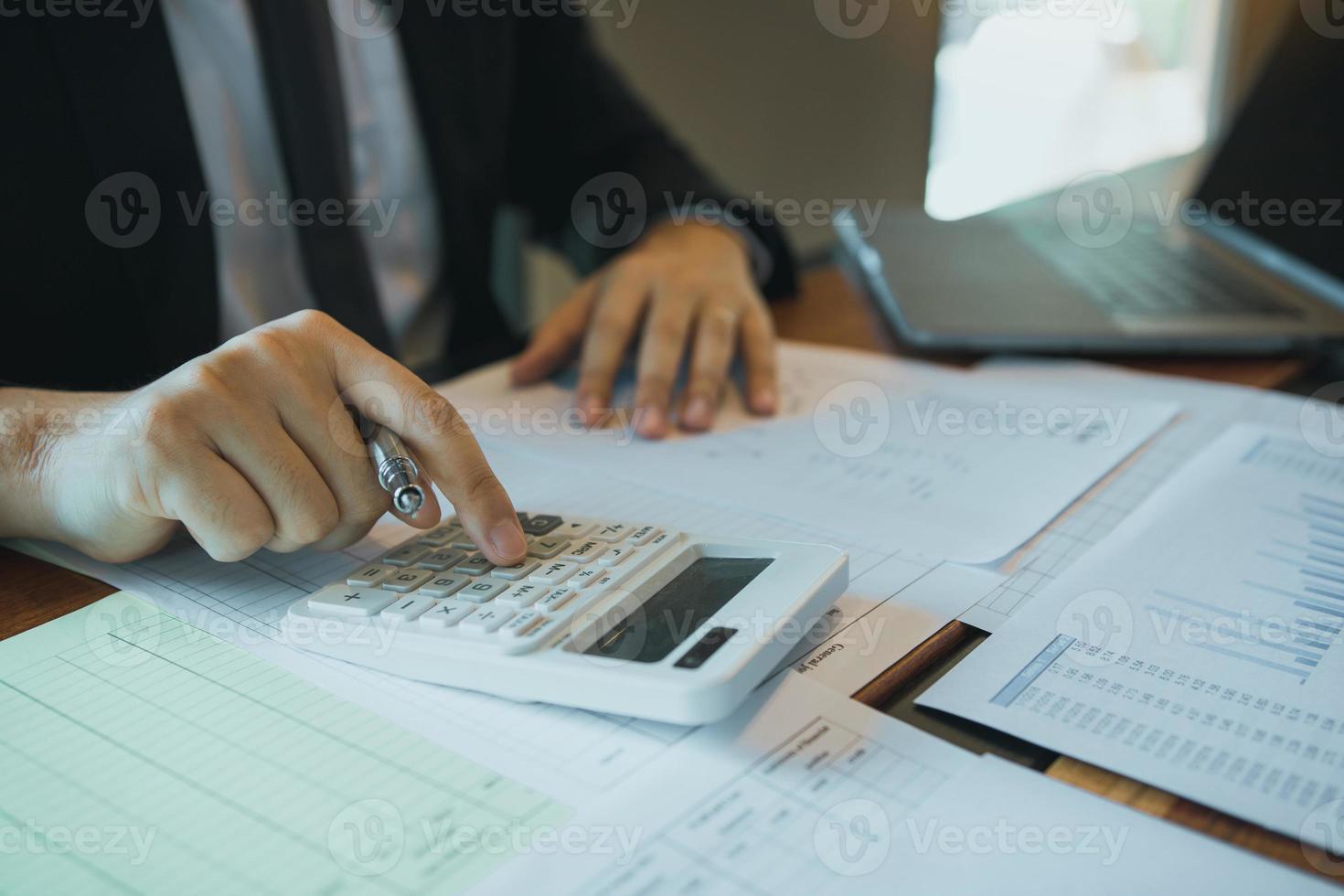 empresários estão calculando o custo das vendas da empresa e analisando o gráfico no escritório. foto