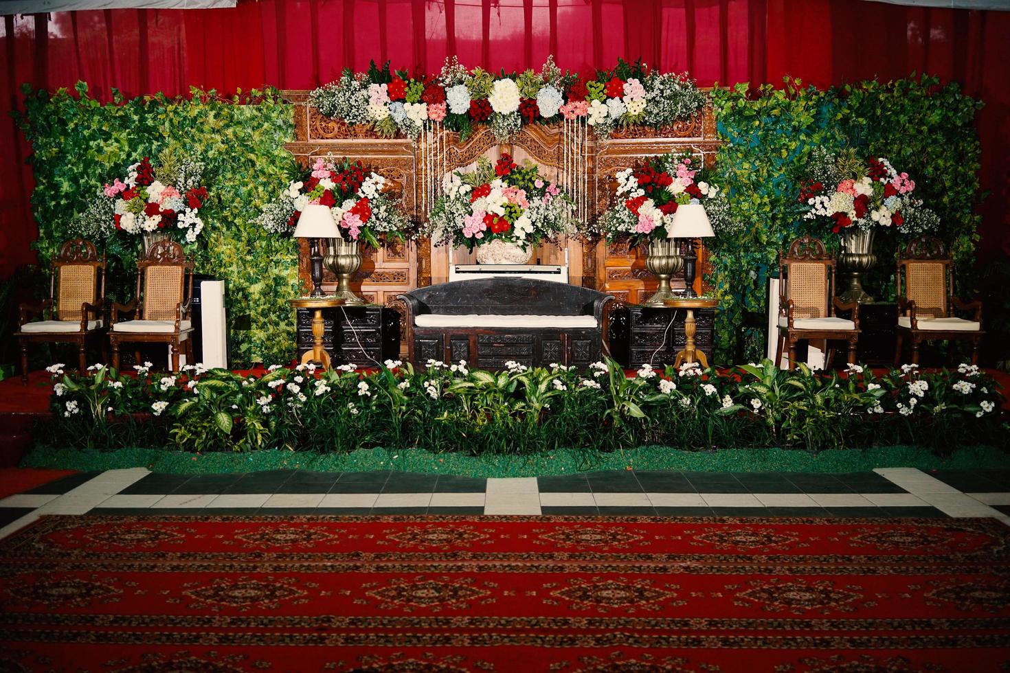 arco de casamento, casamento, momento do casamento, decorações de casamento, flores, cadeiras, cerimônia ao ar livre ao ar livre foto