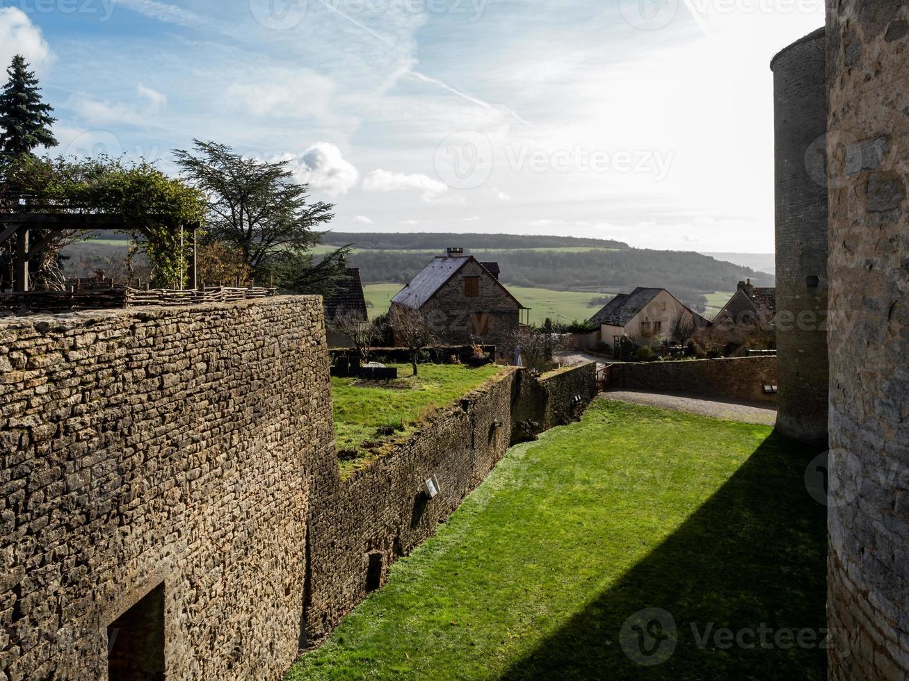 o impressionante castelo medieval de chateauneuf, perfeitamente preservado desde os tempos antigos foto