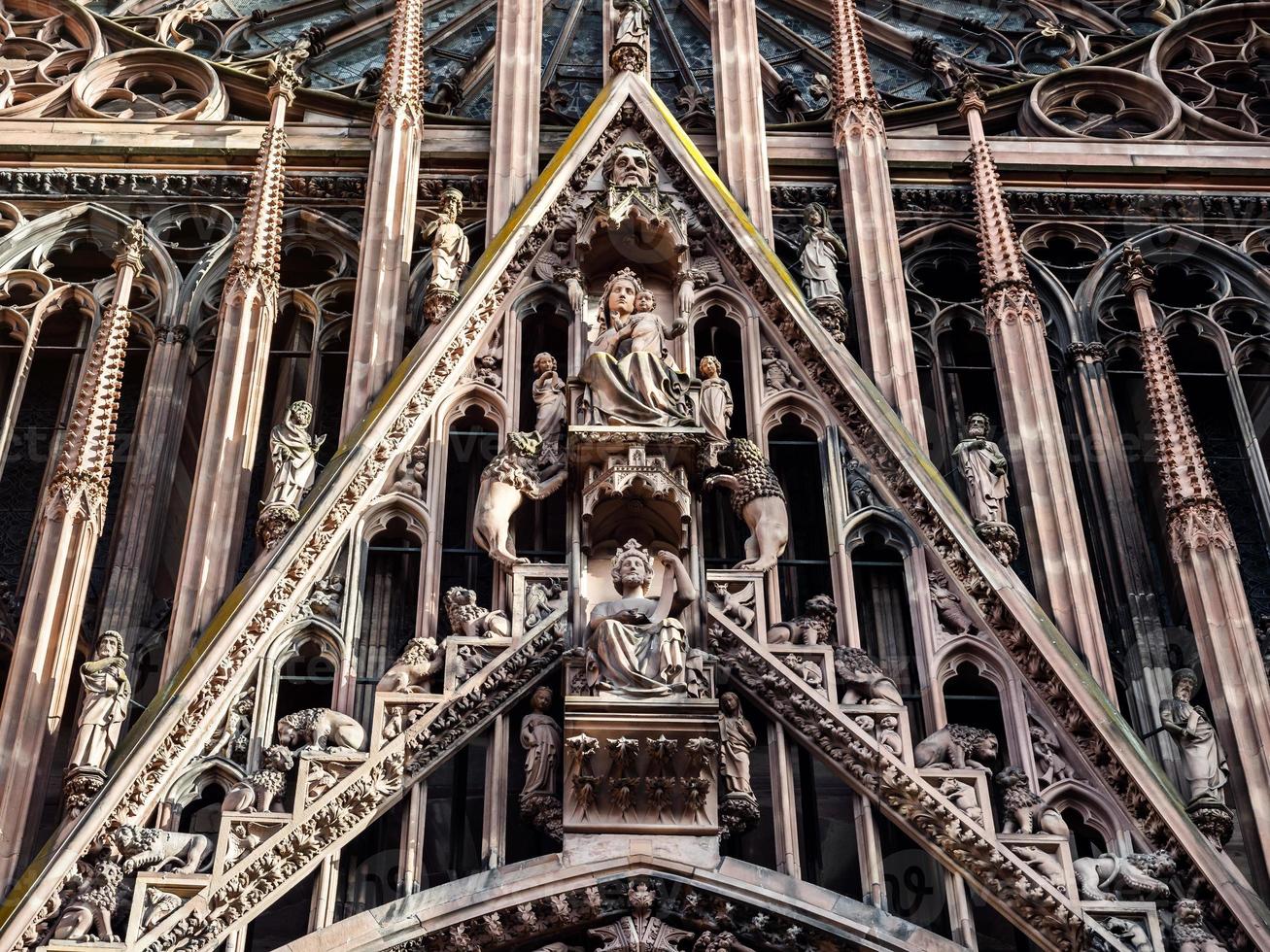 detalhes da Catedral de Estrasburgo. elementos arquitectónicos e escultóricos da fachada e da torre. foto