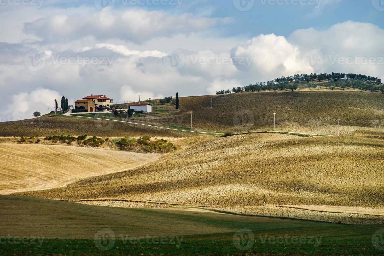 villa na itália, antiga casa de fazenda nas ondas dos campos e colinas da Toscana foto