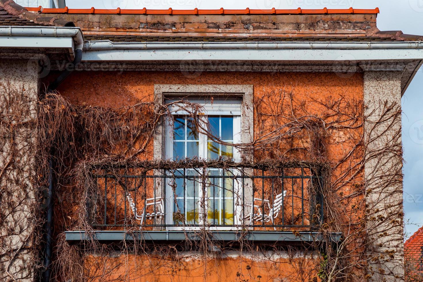 bela varanda antiga de casa histórica em estrasburgo foto