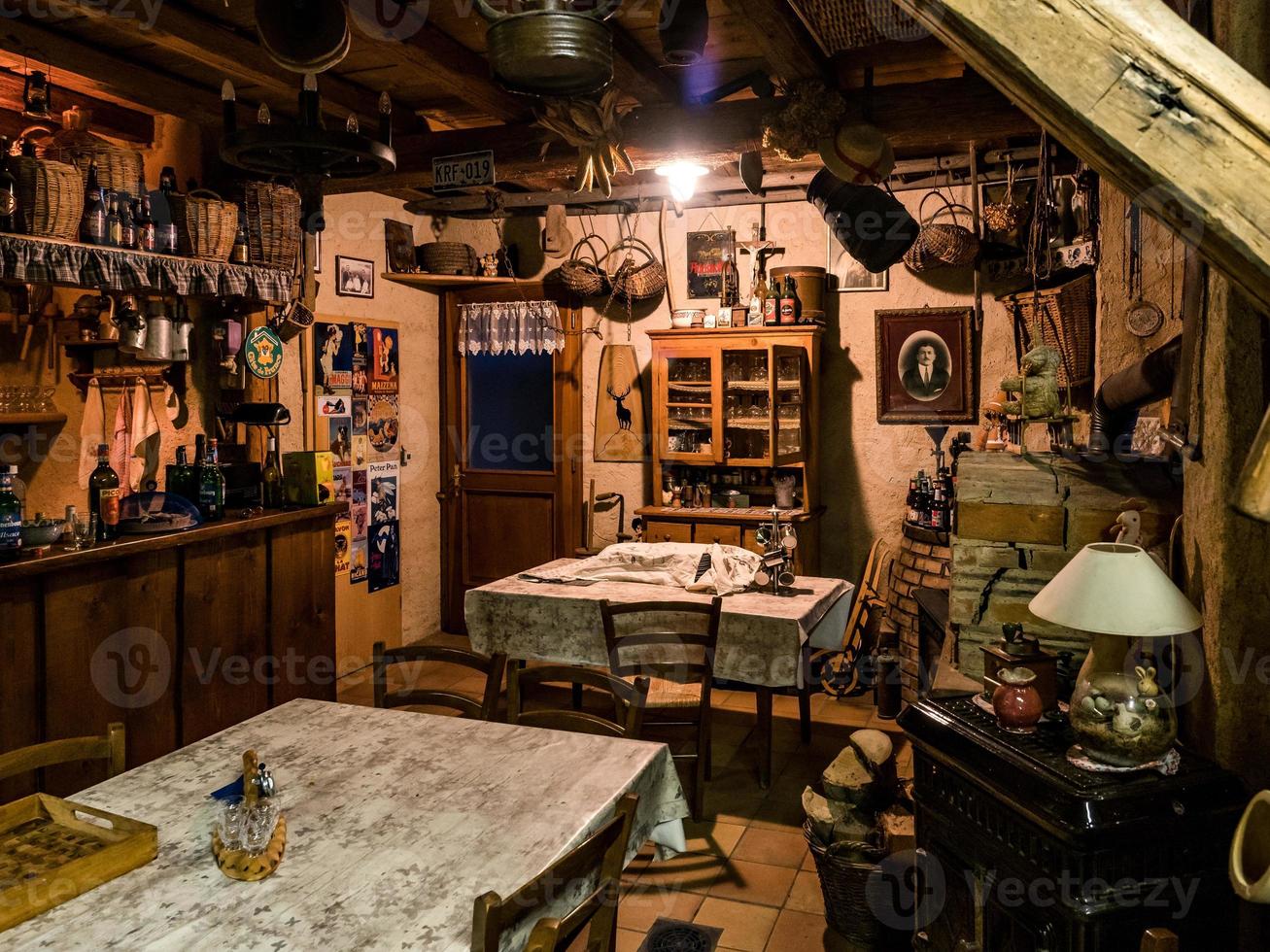 o interior de uma casa na árvore. uma sala decorada com objetos antigos, milho seco e antiguidades. foto