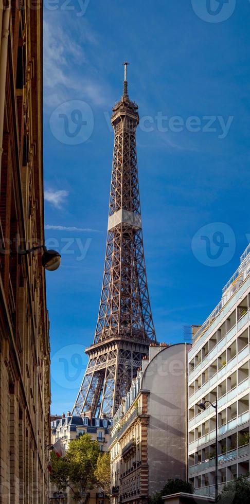 torre eiffel em paris, dia ensolarado, panorama. marco foto