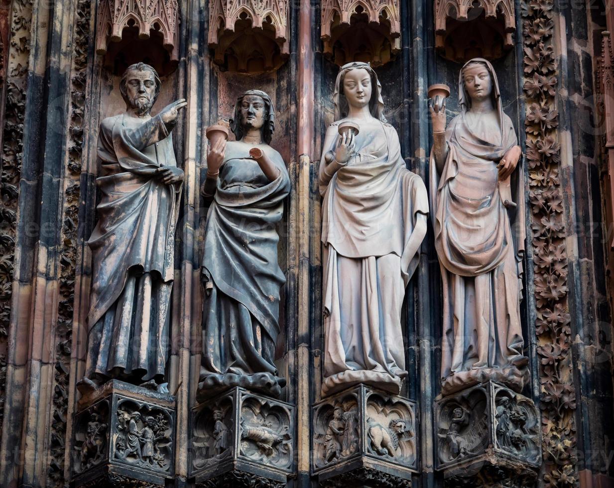 detalhes da Catedral de Estrasburgo. elementos arquitectónicos e escultóricos da fachada e da torre. foto