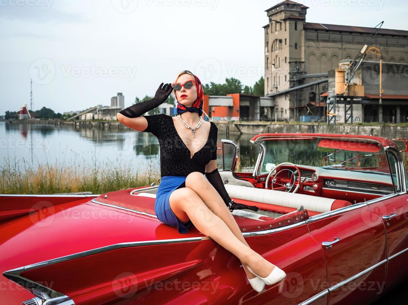 cadillac vermelho veterano e uma linda jovem foto