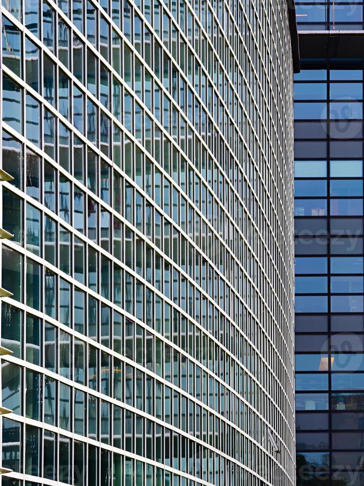 o edifício moderno de vidro e aço. reflexos em uma fachada de vidro. foto
