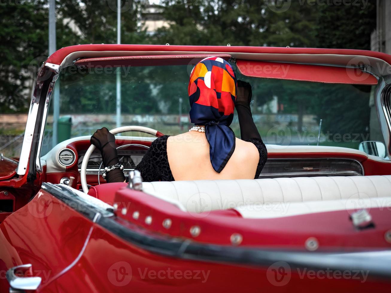 cadillac vermelho veterano e uma linda jovem foto