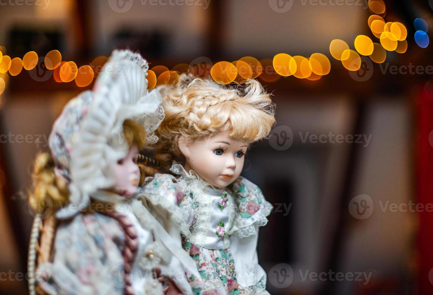 lindas bonecas no domingo brocante na pequena aldeia alsacien foto