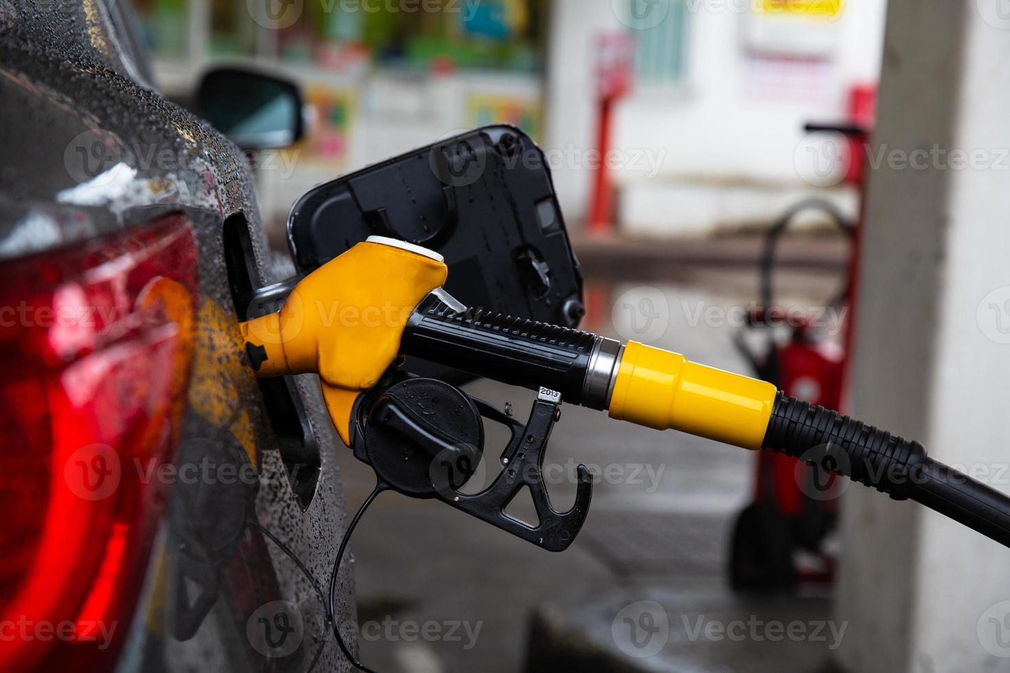 bombeamento de combustível de gasolina no carro no posto de gasolina. foto