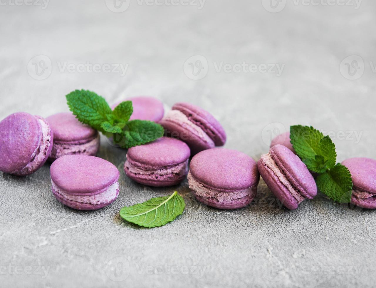sobremesa francesa, macaroons roxos doces foto