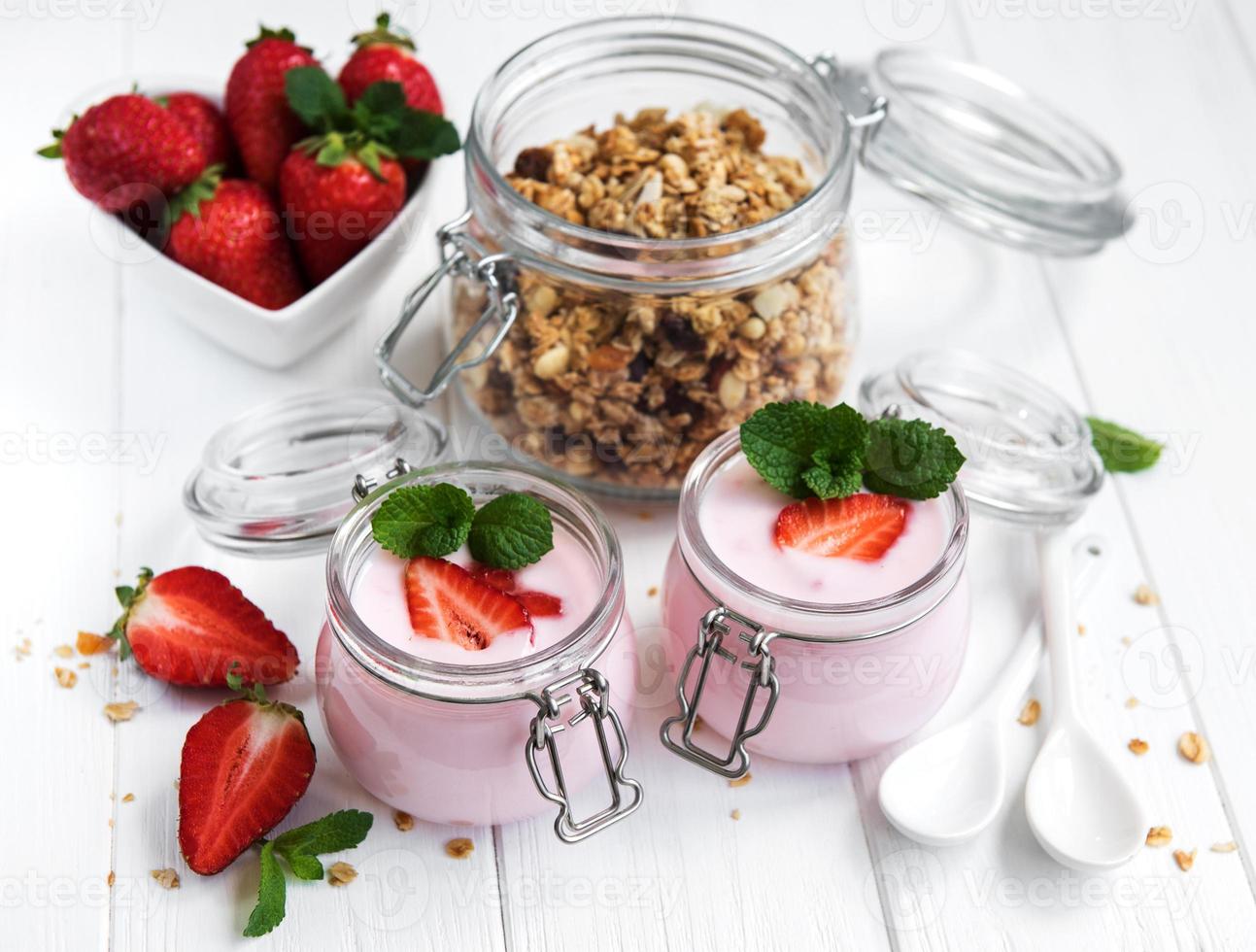 café da manhã saudável, iogurte, morangos frescos e granola foto