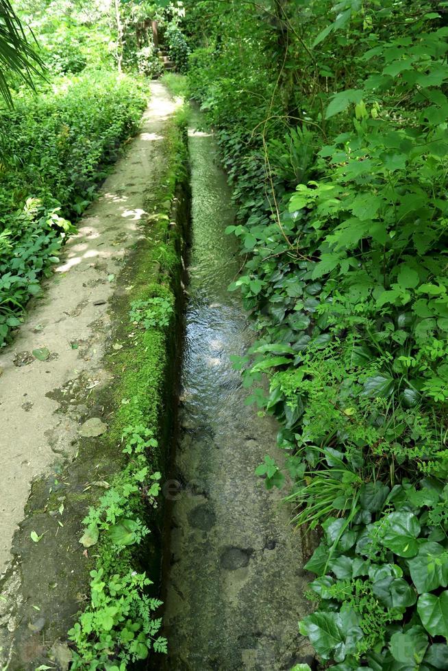 fonte de água da montanha antiga feita de pedra. foto