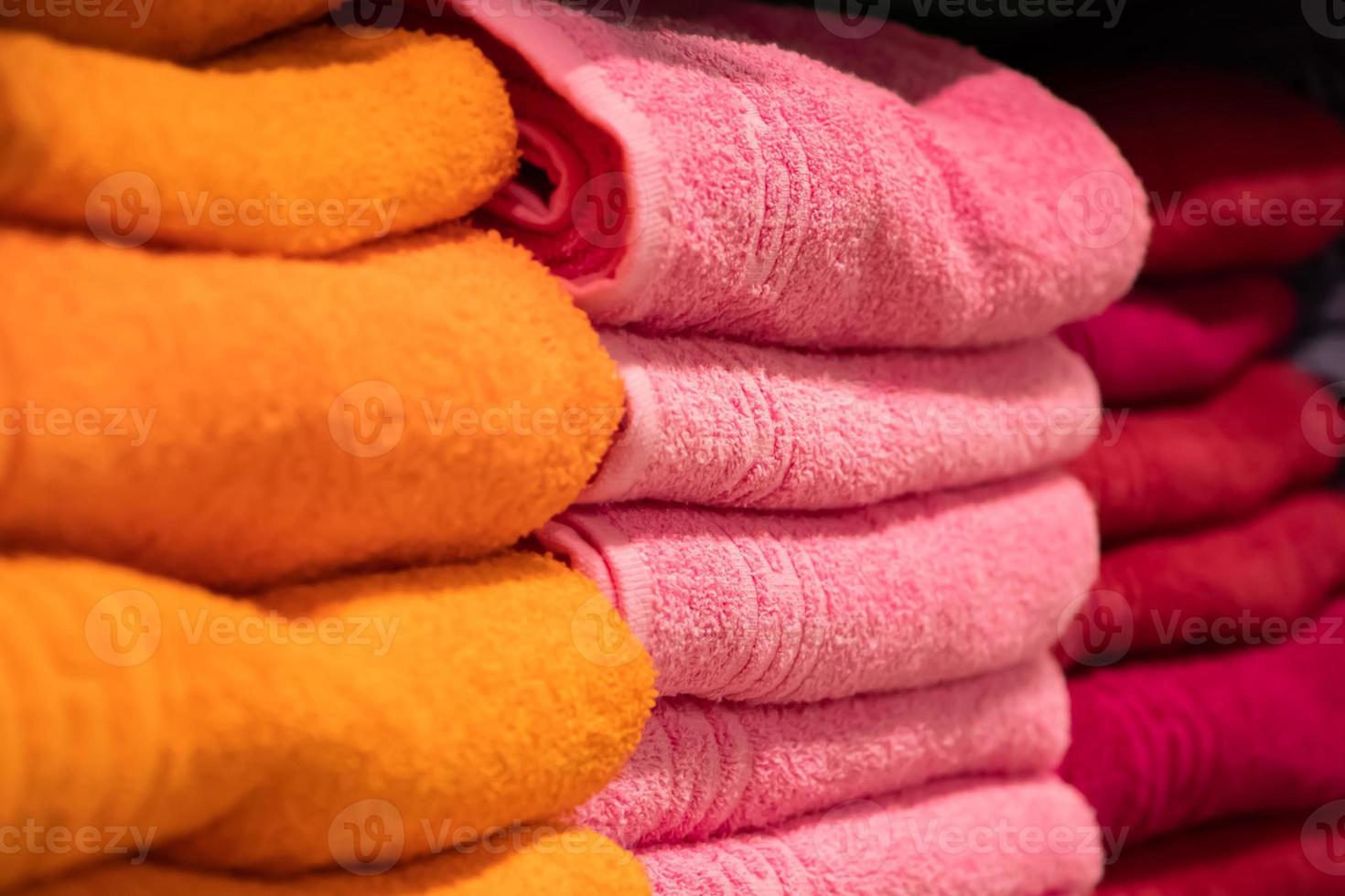 venda de toalhas de banho na loja. pilha de acessórios de spa. foto