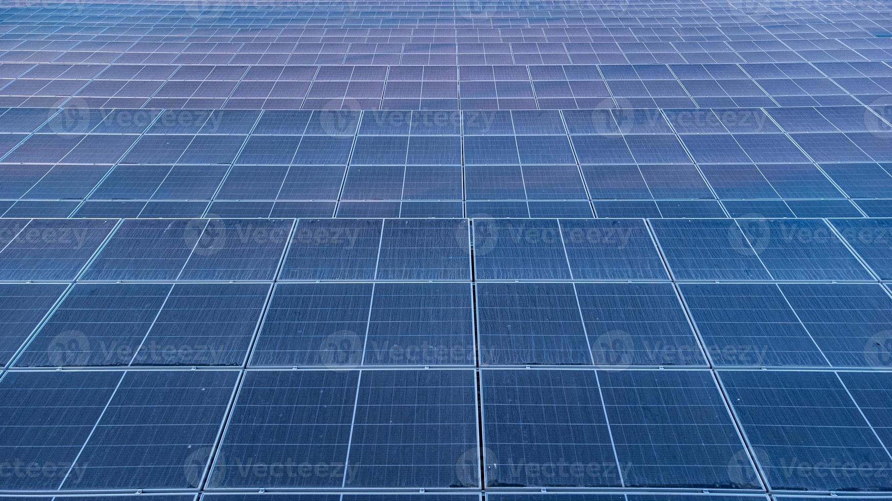 vista superior da célula solar de painéis solares em fazenda solar e iluminação solar refletem com espaço de cópia. campo de usina fotovoltaica para geração de energia. conceito de aquecimento global e mudanças climáticas. foto