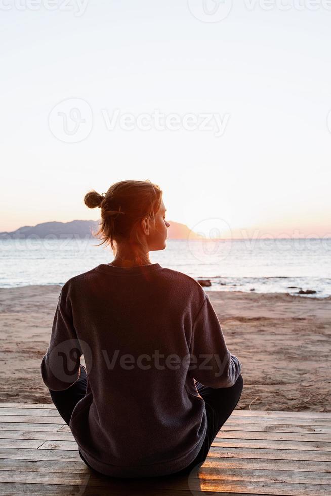 Jovem Saudável Que Pratica Yoga Na Praia No Nascer Do Sol. Imagem