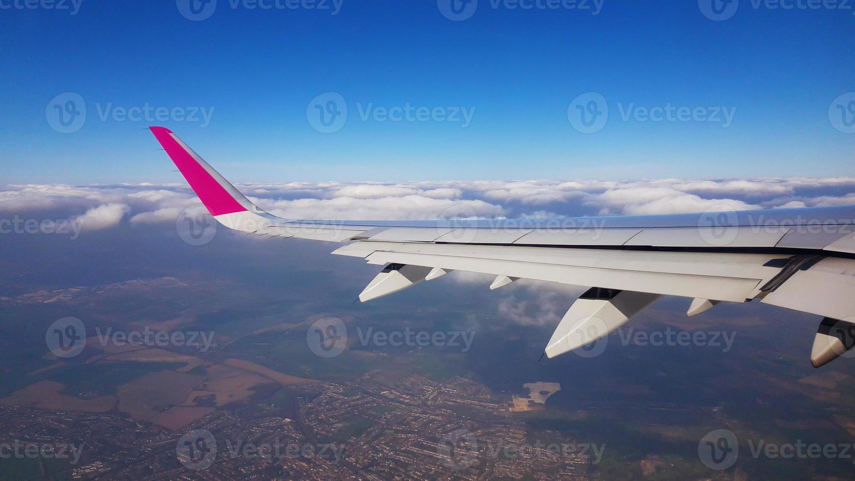 imagens aéreas da janela de um avião wizzair. 15. 09. 2019, Reino Unido. foto