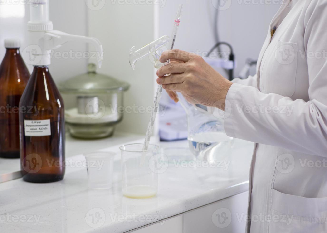 mulher testando amostras de produtos lácteos em laboratório. laboratório de testes de uma fábrica de leite foto