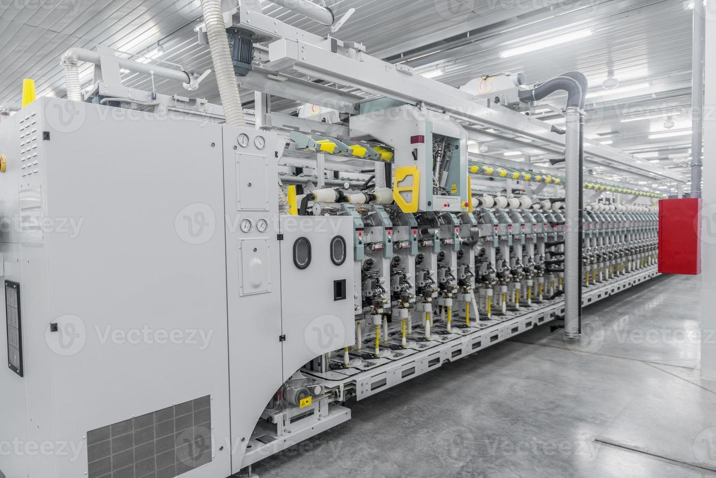 máquinas e equipamentos na oficina para a produção de fios. interior da fábrica têxtil industrial foto