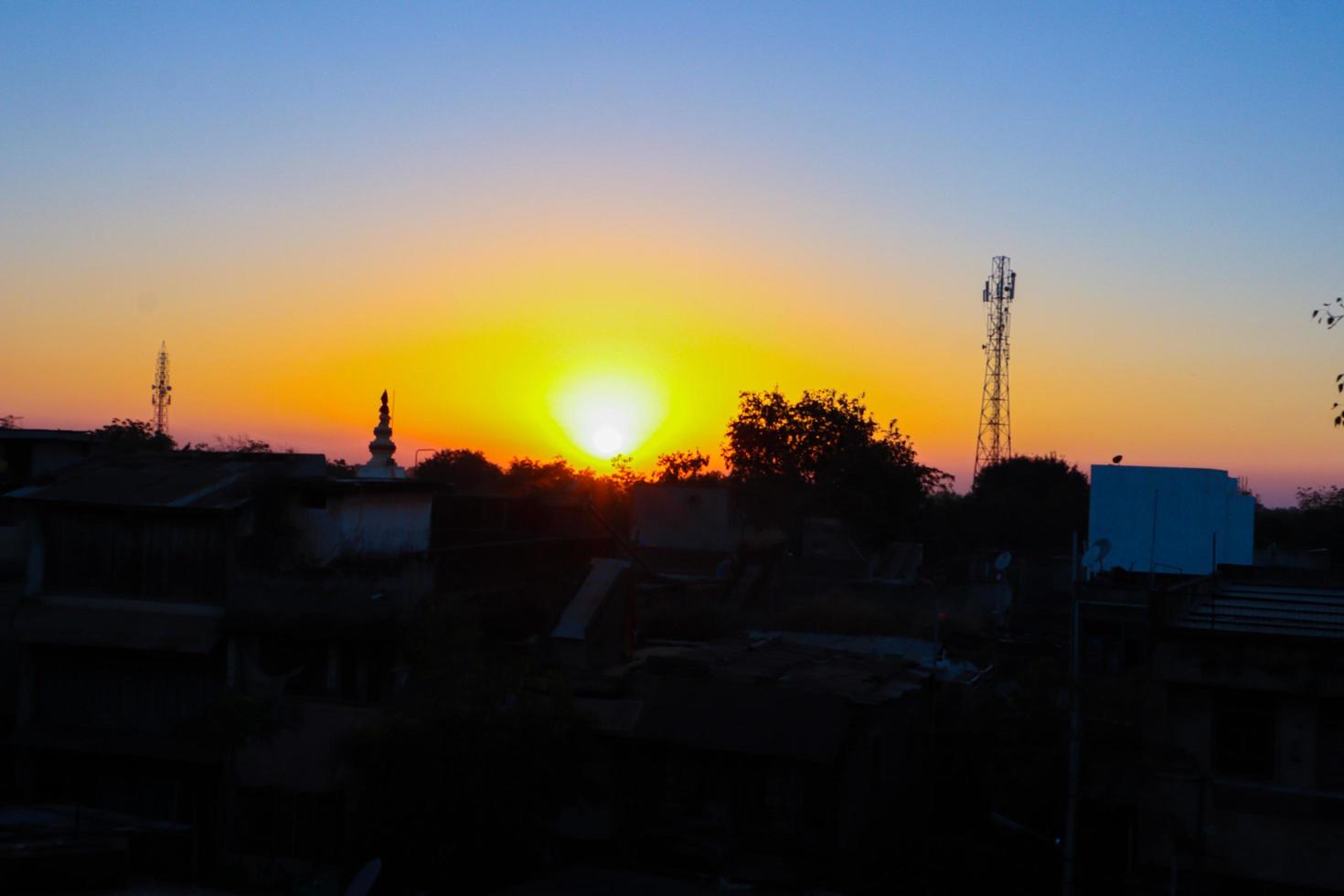 belo nascer ou pôr do sol iluminando as nuvens suavemente foto