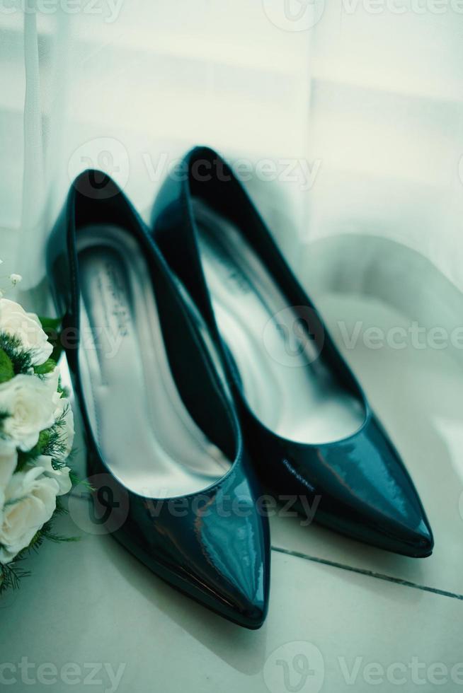 sapatos de casamento pretos foto