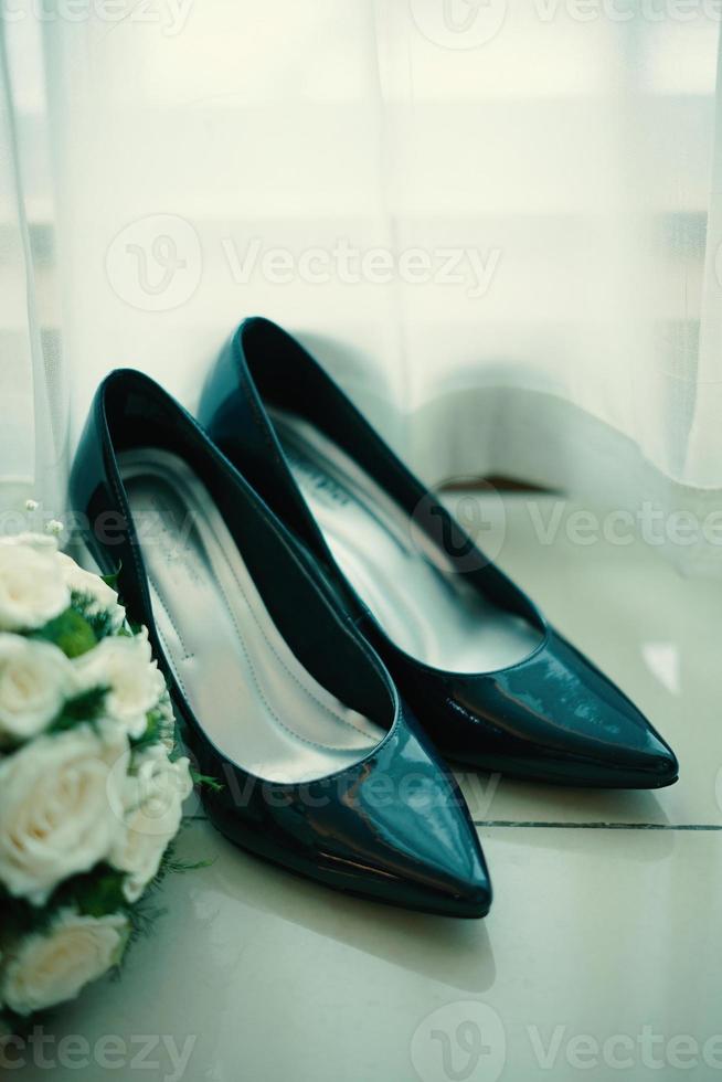 sapatos de casamento pretos foto