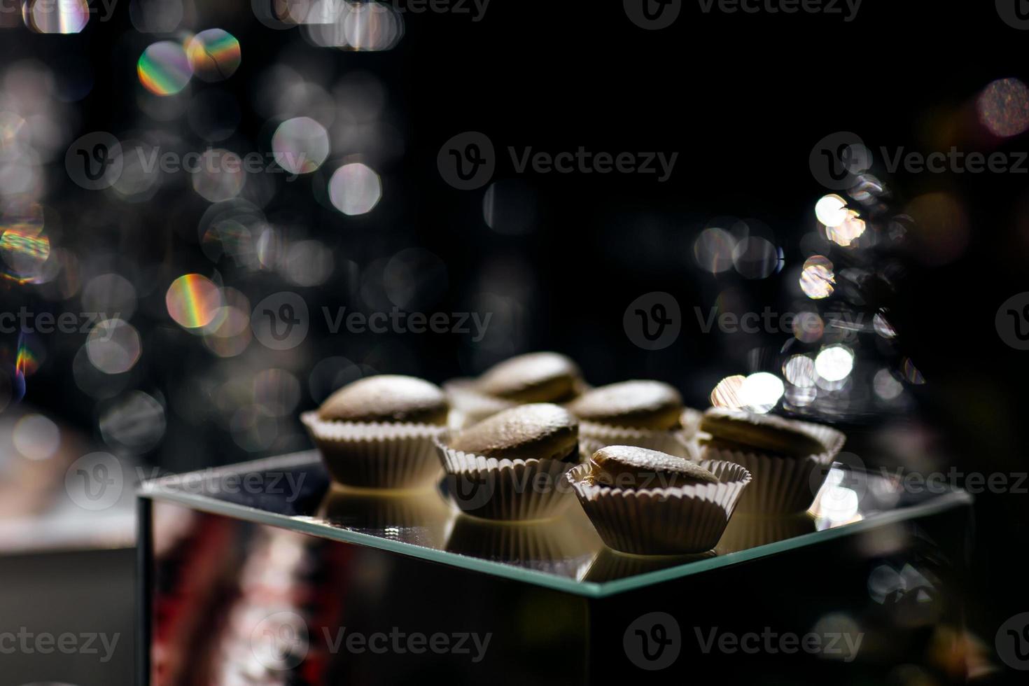 bolos de macaroons de chocolate em um fundo preto. macaroons na superfície preta foto