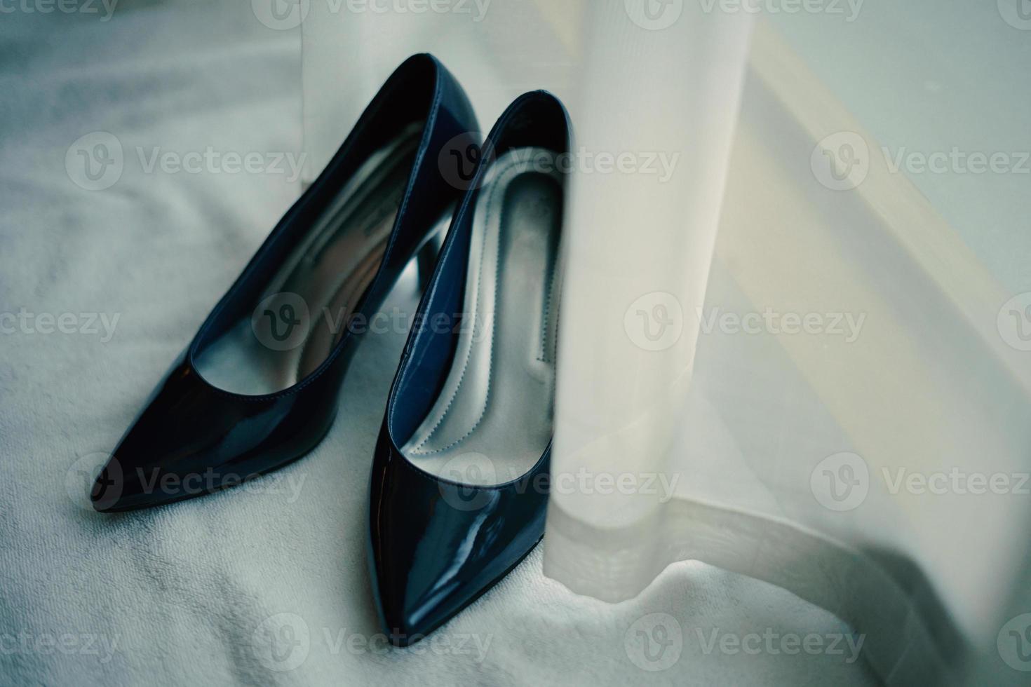 sapatos de casamento pretos foto