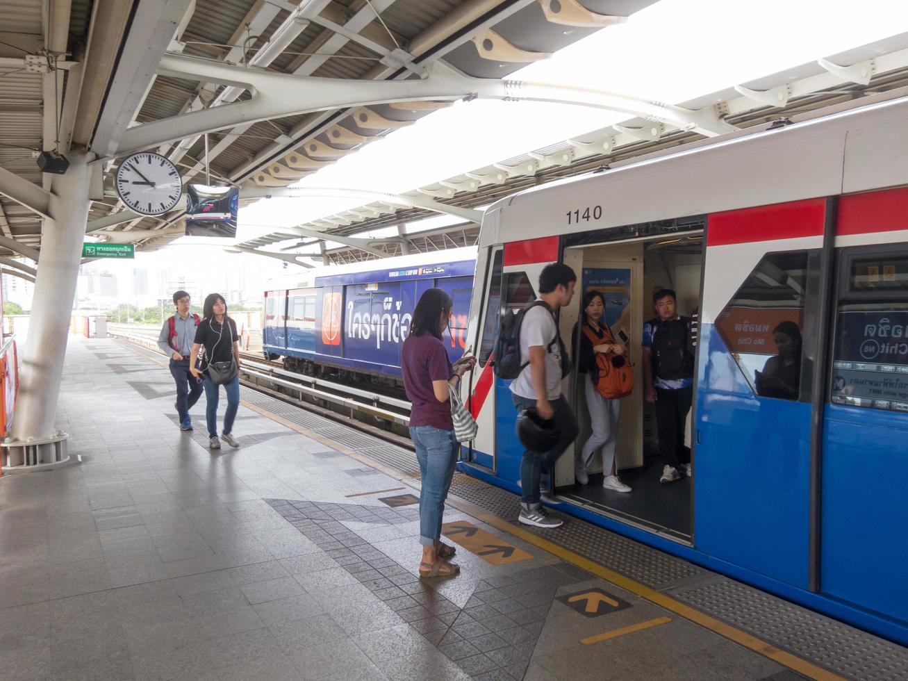 bts station bangkokthailand18 de agosto de 2018 passageiros estão esperando o trem e caminhando até a estação durante o dia. em 18 de agosto de 2018 na Tailândia. foto