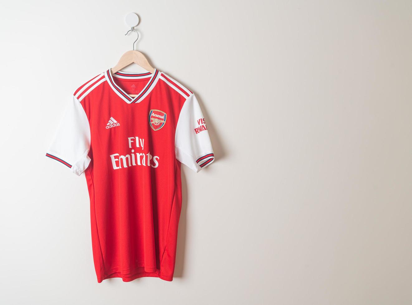 bangkok, tailândia - 18 de janeiro de 2022 - arsenal retro shirt home jersey temporada 2019-2020 foto