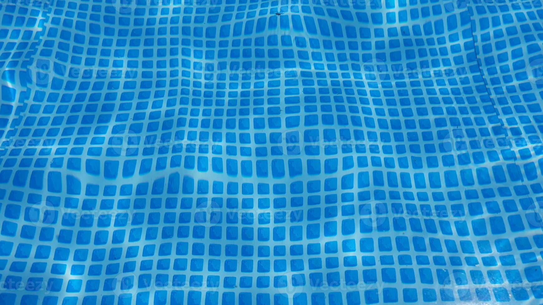 textura da superfície da água com ondulações e ondas de piscina limpa em loop. foto