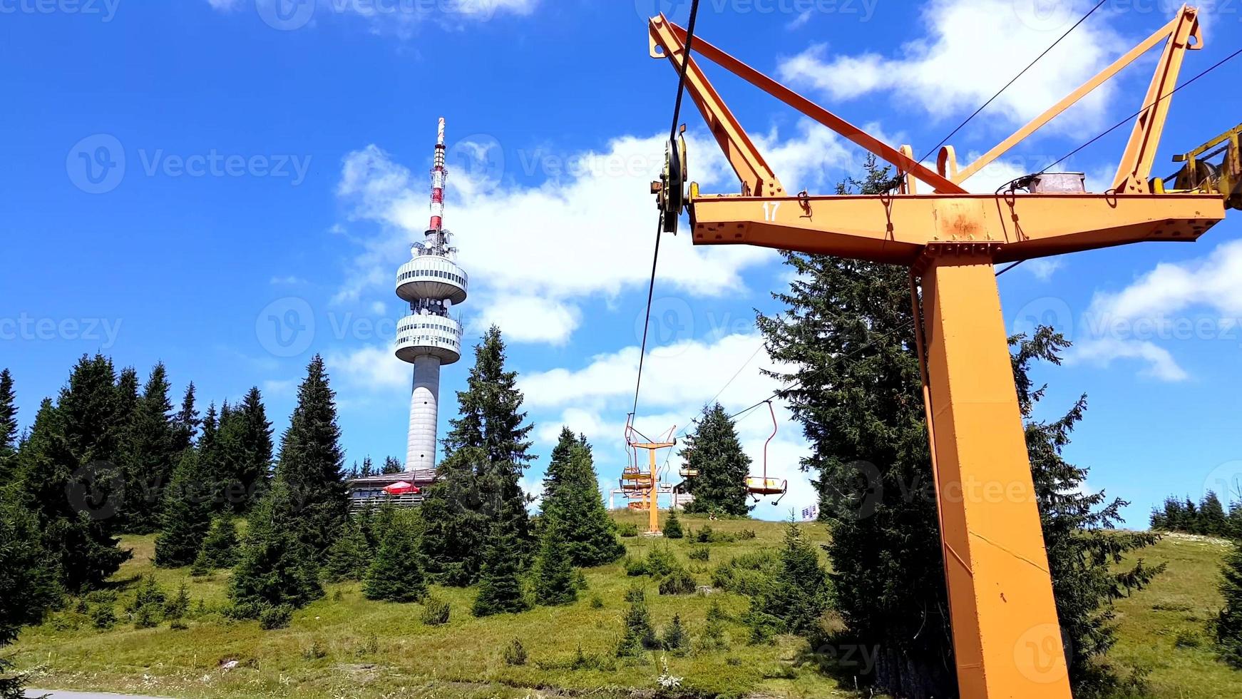 elevador de cadeira vazio subindo na estância de esqui de montanha de inverno pamporovo na bulgária durante o verão. foto