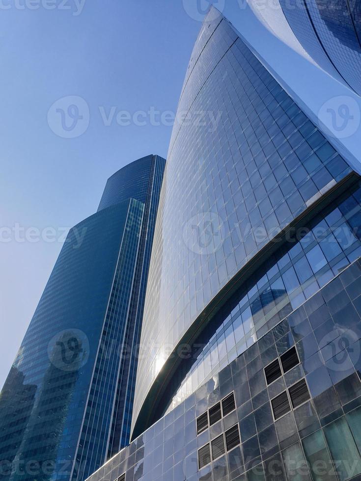 edifícios altos do centro de negócios de moscou. distrito de moscou-cidade contra o céu do dia foto