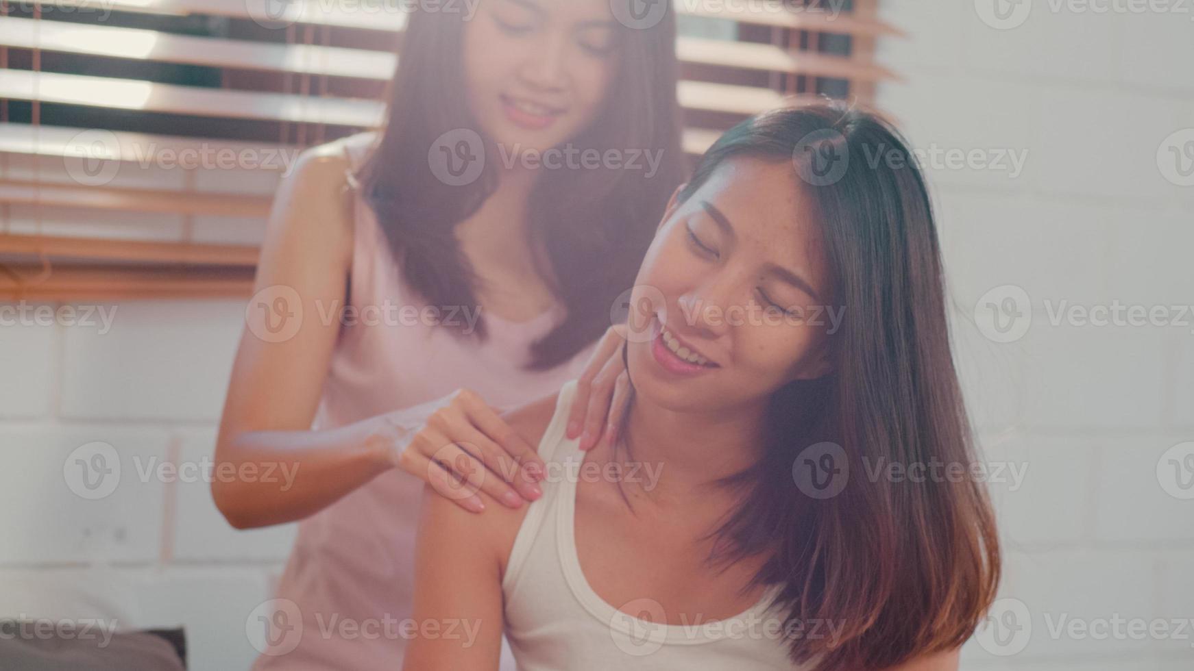 casal de mulheres lésbicas lgbtq asiáticas massageiam-se em casa. jovem amante da ásia feliz relaxar descansar juntos depois de acordar, bem-estar corporal no quarto em casa no conceito de manhã. foto