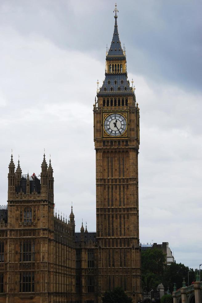 famoso big ben, também conhecido como elizabeth tower, torre do relógio no palácio de westminster em londres, reino unido, reino unido. marco de londres. foto