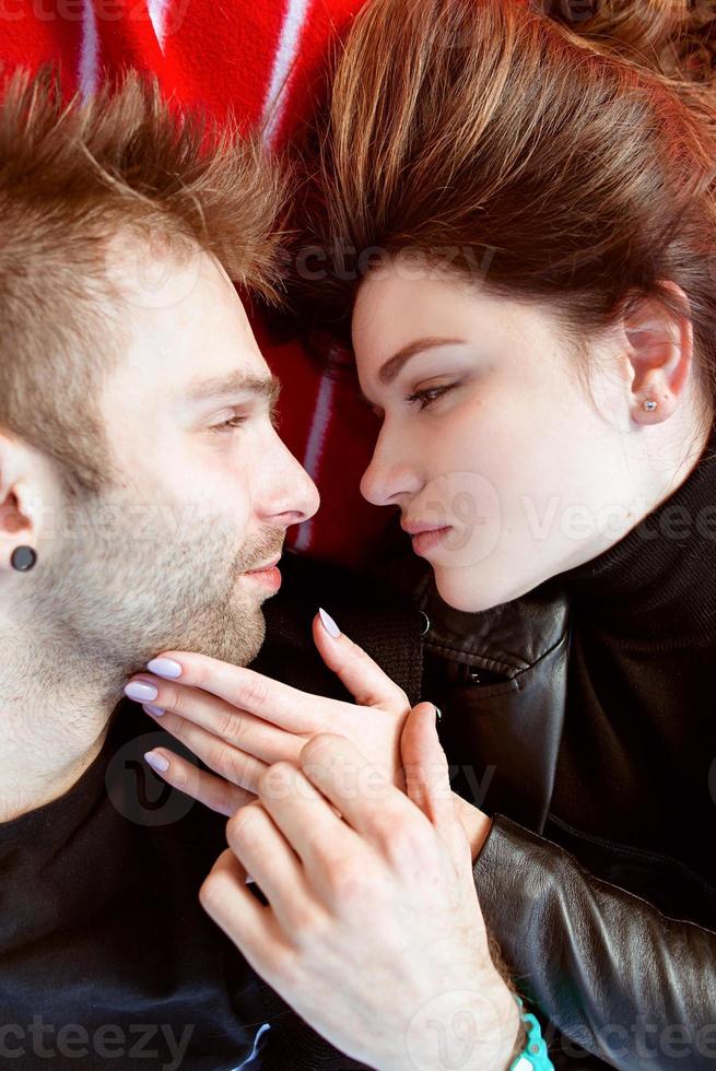 lindo incrível doce alegre jovem casal deitado na manta. família, ternura, namoro, piquenique, conceito de amor e amizade foto