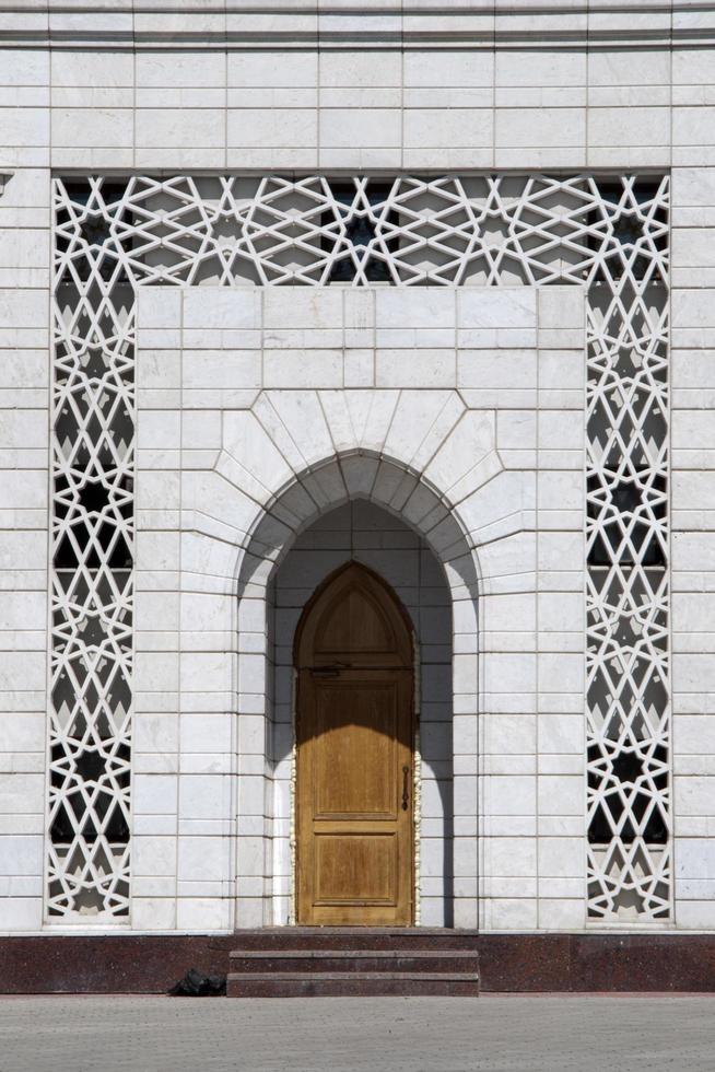 entrada da mesquita kul sharif, em kazan. a mesquita recebeu o nome de um erudito religioso que morreu com seus alunos enquanto defendia kazan em 1552. rússia. foto