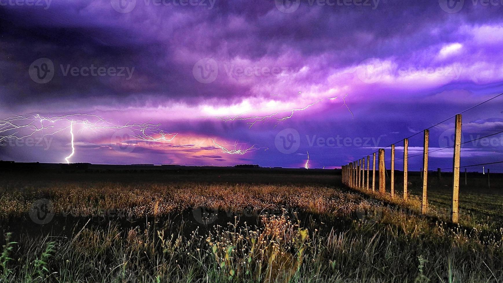 vista de uma tempestade de trovões na fazenda no uruguai foto